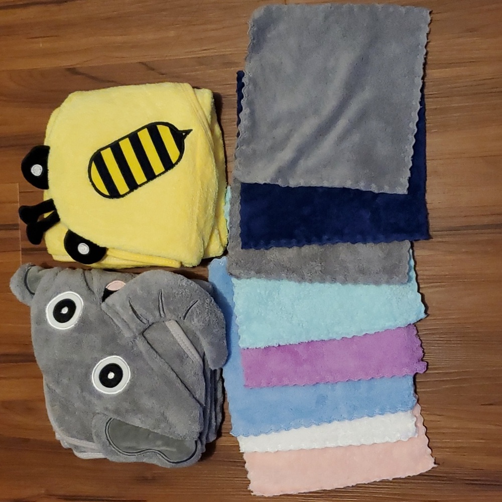 NWOT Bundle baby hooded towels and wash cloths
